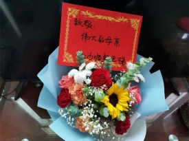 长沙顺新电梯有限公司与公益组织“长沙县爱的摆渡人义工发展中心在三八妇女节慰问失独老人，赠送鲜花